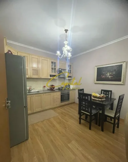 Tirane, jepet me qera apartament 2+1 Kati 4, 100 m² 450 € (YZBERISHT)