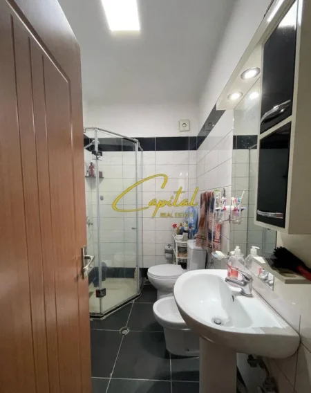 Tirane, jepet me qera apartament 2+1 Kati 4, 100 m² 450 € (YZBERISHT)