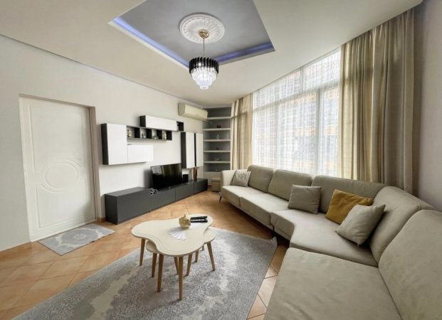 Tirane, jepet me qera apartament 1+1+Ballkon Kati 4, 80 m² 600 € (Liqeni Thate)