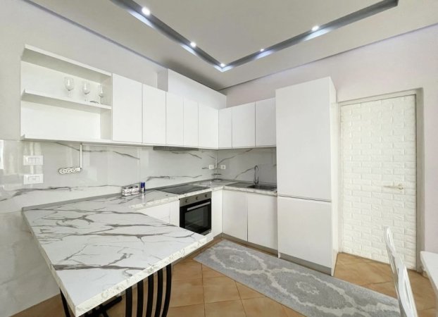 Tirane, jepet me qera apartament 1+1+Ballkon Kati 4, 80 m² 600 € (Liqeni Thate)