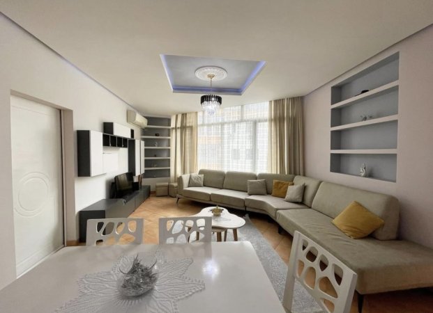 Tirane, jepet me qera apartament 1+1+Ballkon Kati 4, 80 m² 600 € (Liqeni Thate)