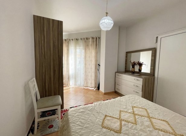 Tirane, jepet me qera apartament 1+1+Ballkon Kati 4, 80 m² 600 € (Liqeni Thate)