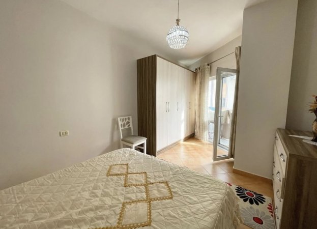 Tirane, jepet me qera apartament 1+1+Ballkon Kati 4, 80 m² 600 € (Liqeni Thate)