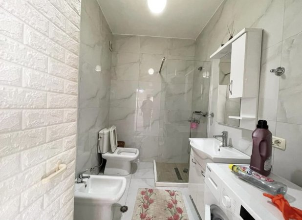 Tirane, jepet me qera apartament 1+1+Ballkon Kati 4, 80 m² 600 € (Liqeni Thate)