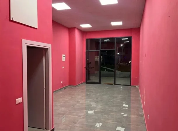 Tirane, jepet me qera dyqan Kati 0, 40 m² 600 € (YZBERISHT)