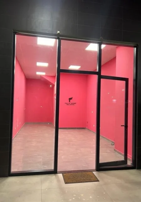 Tirane, jepet me qera dyqan Kati 0, 40 m² 600 € (YZBERISHT)