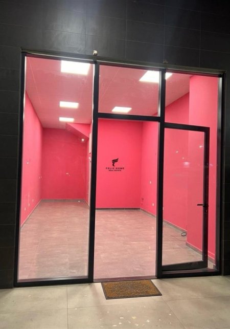 Tirane, jepet me qera dyqan Kati 0, 40 m² 600 € (YZBERISHT)