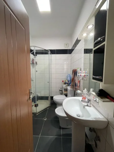 Tirane, jepet me qera apartament 2+1 Kati 4, 100 m² 450 € (Besim Alla)