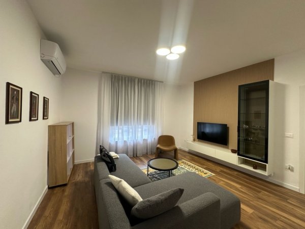 Tirane, jepet me qera apartament 2+1+Ballkon Kati 2, 100 m² 800 € (Selvia)