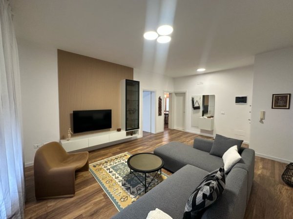 Tirane, jepet me qera apartament 2+1+Ballkon Kati 2, 100 m² 800 € (Selvia)