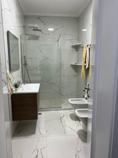Tirane, jepet me qera apartament 1+1+Ballkon Kati 5, 60 m² 650 € (Kompleksi Delijorgji)