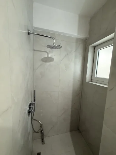 Tirane, shes apartament 1+1+Ballkon Kati 3, 61 m² 86.300 € (fresku)