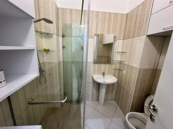 Tirane, jepet me qera 2+1 Kati 4, 90 m² 600 € (Hamdi sina)