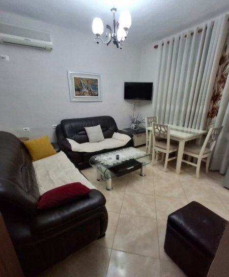 Tirane, jepet me qera apartament 1+1+Ballkon Kati 1, 55 m² 400 € (rruga e Dibres)