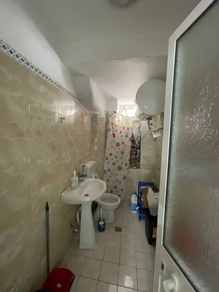 Durres, shitet ambjent biznesi Kati 0, 42 m² 100.000 € (Rruga Mujo Ulqinaku)