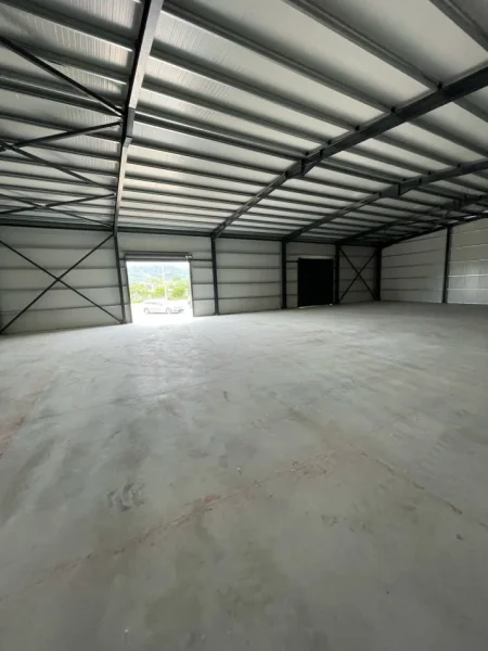 Tirane, jepet me qera magazine Kati 0, 640 m² 2.500 € (Rinas)