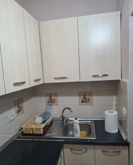 Tirane, jepet me qera apartament 1+1 Kati 1, 55 m² 400 € (prane shkolles medrese , Rruga e Dibres)
