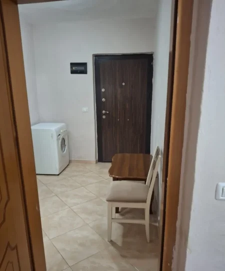 Tirane, jepet me qera apartament 1+1 Kati 1, 55 m² 400 € (prane shkolles medrese , Rruga e Dibres)