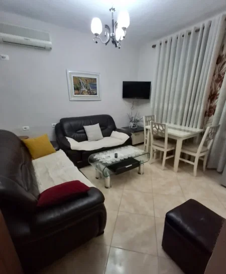 Tirane, jepet me qera apartament 1+1 Kati 1, 55 m² 400 € (prane shkolles medrese , Rruga e Dibres)