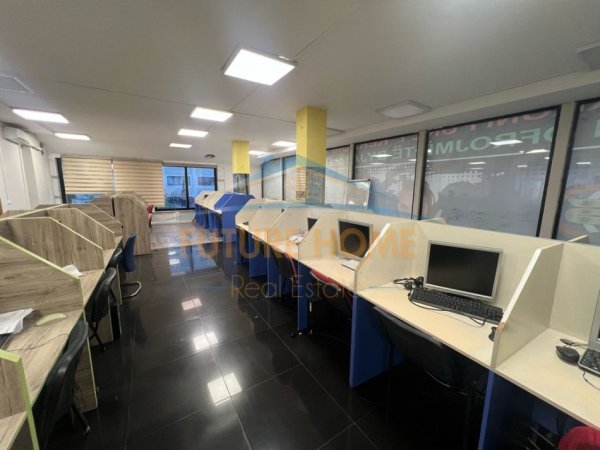 Tirane, jepet me qera zyre Kati 1, 260 m² 2.500 € (21 Dhjetori)