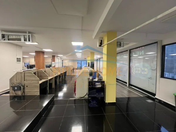 Tirane, jepet me qera zyre Kati 1, 260 m² 2.500 € (21 Dhjetori)
