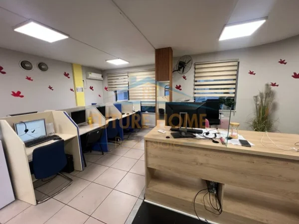 Tirane, jepet me qera zyre Kati 1, 260 m² 2.500 € (21 Dhjetori)