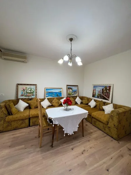 Tirane, jepet me qera apartament 2+1 , 600 € (Qender, Rruga e Barrikadave)