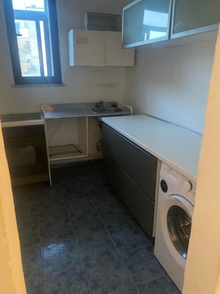 Tirane, jepet me qera apartament 1+1+Ballkon Kati 4, 65 m² 350 € (Rruga bardhyl)