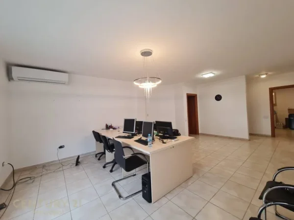Tirane, jepet me qera zyre Kati 5, 140 m² 700 € (Rruga e Barrikadave)