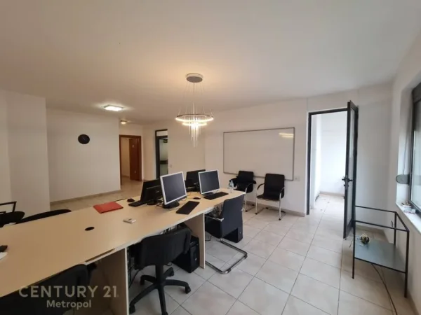 Tirane, jepet me qera zyre Kati 5, 140 m² 700 € (Rruga e Barrikadave)