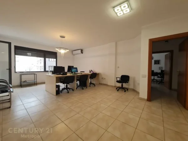 Tirane, jepet me qera zyre Kati 5, 140 m² 700 € (Rruga e Barrikadave)