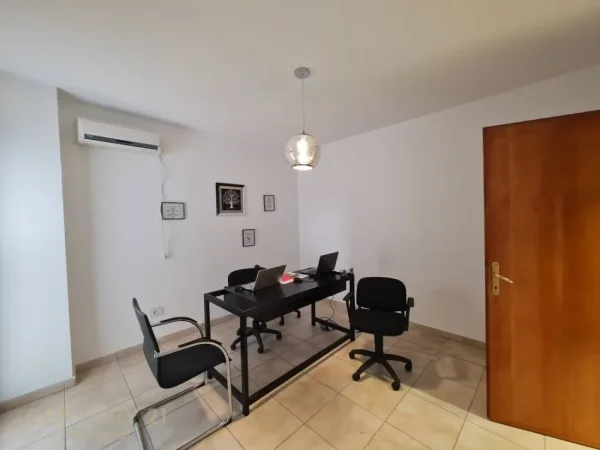 Tirane, jepet me qera zyre Kati 5, 140 m² 700 € (Rruga e Barrikadave)