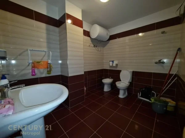Tirane, jepet me qera zyre Kati 5, 140 m² 700 € (Rruga e Barrikadave)