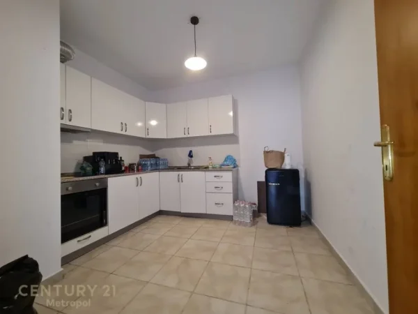 Tirane, jepet me qera zyre Kati 5, 140 m² 700 € (Rruga e Barrikadave)