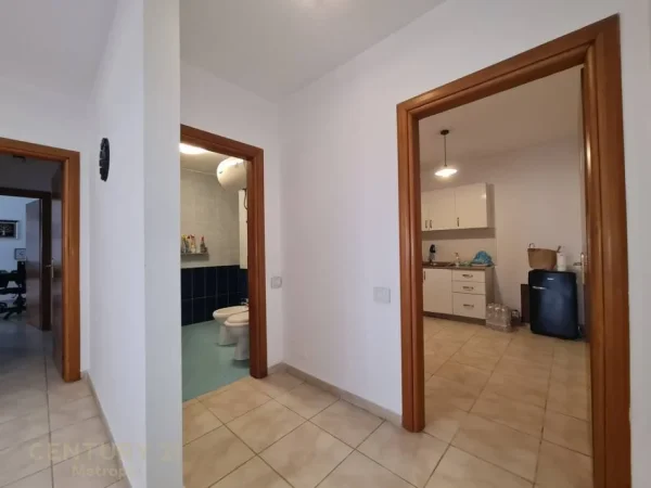Tirane, jepet me qera zyre Kati 5, 140 m² 700 € (Rruga e Barrikadave)
