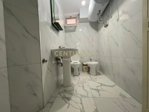 Tirane, jepet me qera apartament Kati 1, 65 m² 350 € 