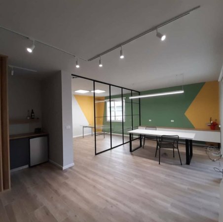 Tirane, jepet me qera zyre Kati 1, 80 m² 700 € (Abdyl Frasheri ,Blloku,Mr Chicken)