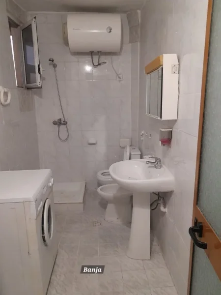 Tirane, jepet me qera apartament 1+1+Ballkon , 70 m² 370 € (Vangjel capo)