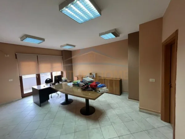 Tirane, shitet apartament 3+1 Kati 3, 121 m² 320.000 € (Nente Kateshet , Qender)