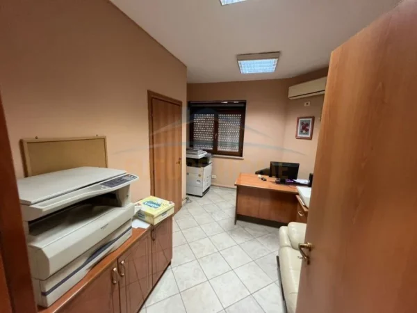 Tirane, shitet apartament 3+1 Kati 3, 121 m² 320.000 € (Nente Kateshet , Qender)