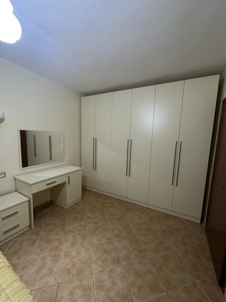 Tirane, jepet me qera apartament 2+1+Ballkon Kati 4, 80 m² 700 €