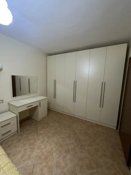 Tirane, jepet me qera apartament 2+1+Ballkon Kati 4, 80 m² 700 €