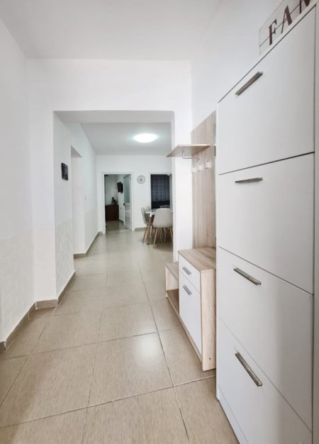 Tirane, jepet me qera 1+1+Aneks+Ballkon Kati 1, 100 m² 700 € (Pazari I ri)