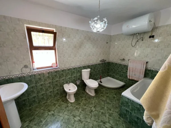 Tirane, jepet me qera shtepi 2+1+Ballkon Kati 0, 400 m² 800 € (MISTO MAME)