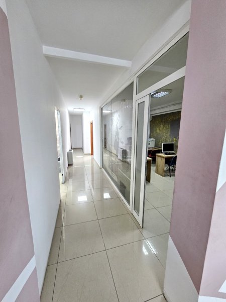 Tirane, jepet me qera ambjent biznesi Kati 5, 300 m² 2700€  (Rruga e Dibres, Vila Gold)