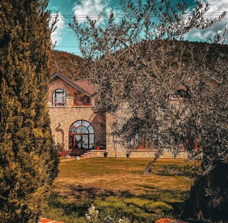 Tirane, ofroj Kuzhine, Recepsion, Kamarier/Kamariere, Sanitare