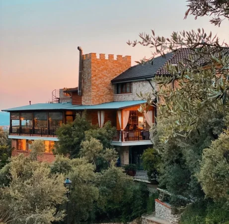 Tirane, ofroj Kuzhine, Recepsion, Kamarier/Kamariere, Sanitare