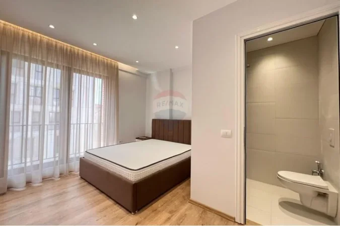 Tirane, jepet me qera apartament 2+1+Ballkon Kati 4, 92 m² 650 € 
