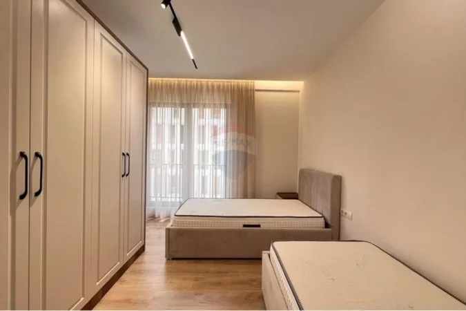 Tirane, jepet me qera apartament 2+1+Ballkon Kati 4, 92 m² 650 € 