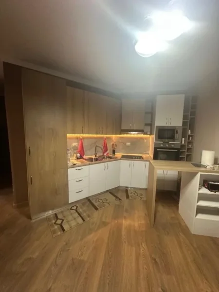 Tirane, jepet me qera apartament 2+1 Kati 3, 100 m² 500 € (Loni Ligori)